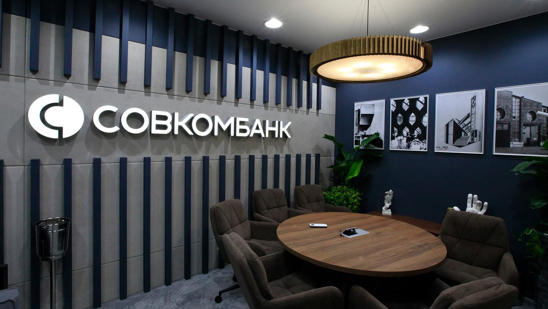 Стенд отличается вниманием к комфорту посетителей - переговорные пространства продуманы до мелочей